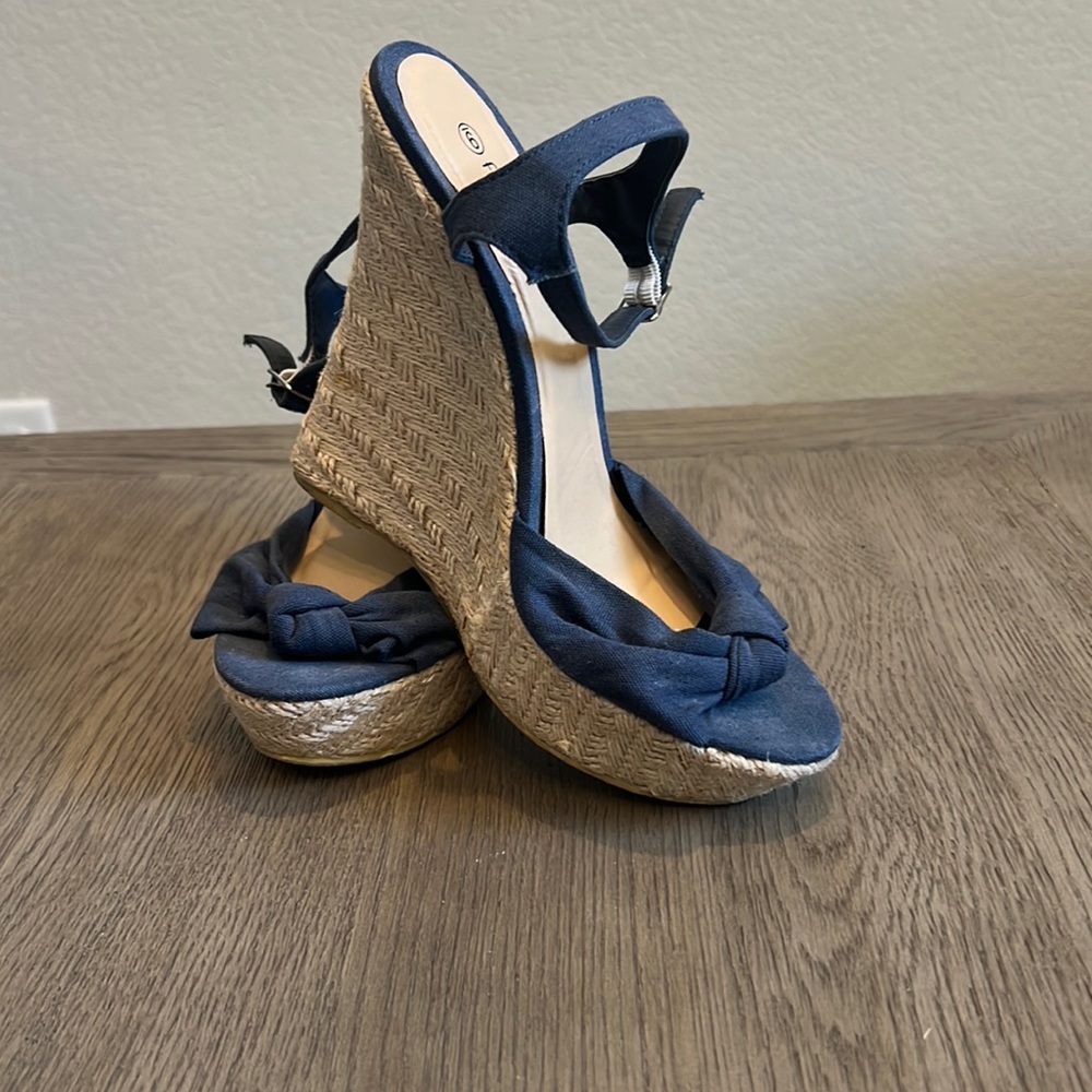 Franchesca’s wedge Sandlle. Size 9